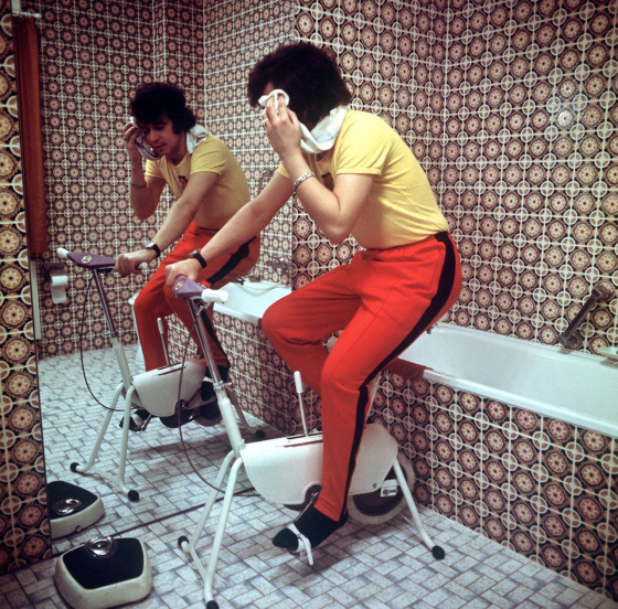 Die Arbeit am Körper erlaubt kein Nachlassen: Fitness-Übung im Badezimmer, undatiert, vermutlich 1970er-Jahre. Zeitgenössische Legende der Bildagentur: »Eine Viertelstunde tägliches Training auf dem Heimtrainer genügt schon, um den Körper fit zu halten und etwas für die Gesundheit zu tun.« (picture-alliance/dpa/Zangl)