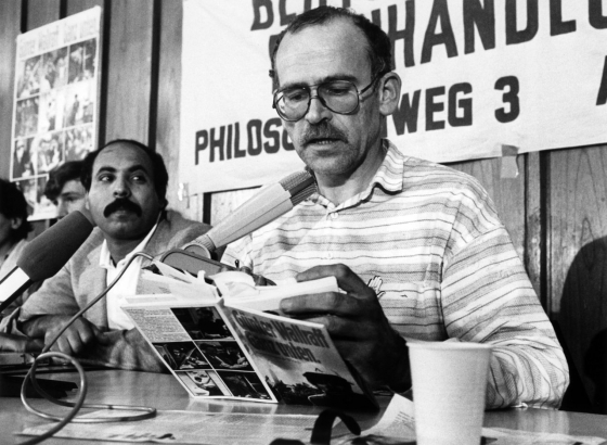 Günter Wallraff bei einer seiner zahlreichen Lesungen aus »Ganz unten«, hier am 26. Oktober 1985 in der Mercatorhalle Duisburg (picture-alliance/Achim Scheidemann)