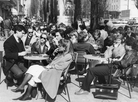 Gäste in einem Café in München, März 1986. An der Litfaßsäule hängt Werbung für die Filmversion von »Ganz unten«, die im Februar des Jahres in die Kinos kam, allerdings wegen juristischer Streitigkeiten nur wenige Monate zu sehen war. Wallraffs Darstellung reproduzierte die Selbstfindungsdiskurse der 1970er- und 1980er-Jahre; so erreichte sie auch ein bürgerliches Publikum. (Karl-Heinz Egginger/Süddeutsche Zeitung Photo)