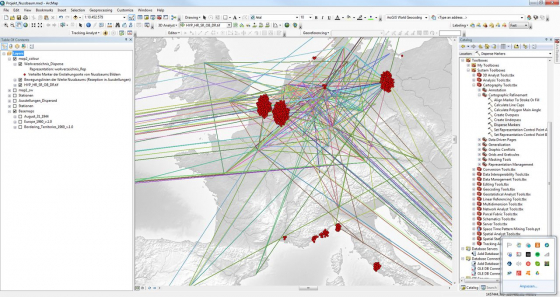 Entstehungsorte der Bilder Nussbaums und ihre Bewegungen zwischen Ausstellungen (farbige Linie je Gemälde). Die Funktion »Disperse Marker« der Software ArcGIS erlaubt das Verteilen von übereinanderliegenden Point-Features und damit eine quantifizierende Darstellung der Anzahl der gemalten Bilder pro Ort (rote Punkte). Grundkarte: Michael de Groot, Building the New Order: 1938–1945, The Spatial History Project, 24.8.2010, ©2010 Stanford University
