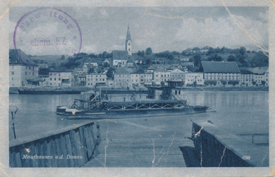 Abb. 9: »Mauthausen a.d. Donau« (mit Stempel »Verwaltung ehem. KZ Mauthausen«), Postkarte, gelaufen, 30. Juni 1948, schwarz-weißer Lichtdruck (Verlag Franz Mörtl, Wien). Die kleine Bildnummer unten rechts ist identisch mit derjenigen auf Abb. 7.