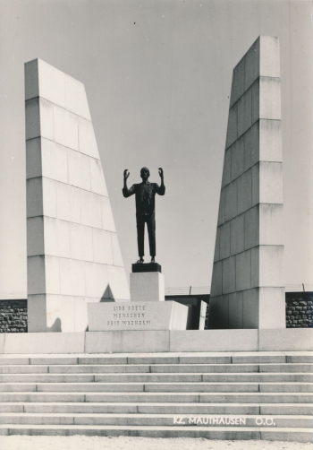 Abb. 12: »KZ. Mauthausen O.Ö.«, Denkmal für die tschechischen Opfer, errichtet 1959, Postkarte, ungelaufen, um 1960, Echte Photographie (ohne Verlagsangabe)