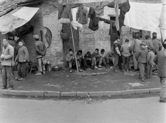 Kinder bei der Lektüre (ausgeliehener) Comics in einer südchinesischen Armutsregion, Provinz Jiangxi, Februar 1978. Der Verfasser des vorliegenden Aufsatzes lehrte von 1977 bis 1980 an einer Universität in Shanghai; dank eigener Sprachkenntnisse hielt er sich nicht nur in den Großstädten auf, sondern konnte relativ unbehelligt und ohne »Aufpasser« auch entlegene ländliche Gegenden in den Provinzen Jiangsu, Zhejiang, Anhui, Jiangxi, Guangxi, Guangdong, Yunnan, Sichuan, Shaanxi, Shanxi, Hebei, der Inneren Mongolei sowie in den nordöstlichen Provinzen erkunden. (Foto: Hans Kühner)