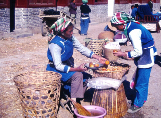 Auf dem Markt in Xishuangbanna, Provinz Yunnan, Frühjahr 1988 (Foto: Betina Schnizlein)