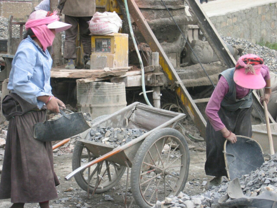 Tibetische Bäuerinnen beim Arbeitseinsatz im Straßenbau, Tagong, Provinz Sichuan, Herbst 2005 (Foto: Hans Kühner)