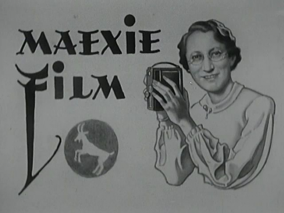 Titelkarte Ellen Illichs, die in vielen ihrer Filme zum Einsatz kam. Hier aus: »Unser Pötz«, 1938, Regie: Ellen »Maexie« Illich, USHMM. Copyright: Yvonne Illich. Die Titelkarte zeigt neben einem gezeichneten Portrait Illichs mit Kamera eine grafische Darstellung einer springenden Ziege oder Gams. Dabei dürfte es sich um ein persönliches Logo Illichs handeln, das in anderen Filmen als Zeichnung eines skelettierten Ziegen- oder Gamskopfes samt Geweih zu sehen ist. Welche Bedeutung die Gams bzw. Ziege für Illich hatte, ist unklar. Auch die Nachkommen konnten mir dazu keine Auskunft geben.