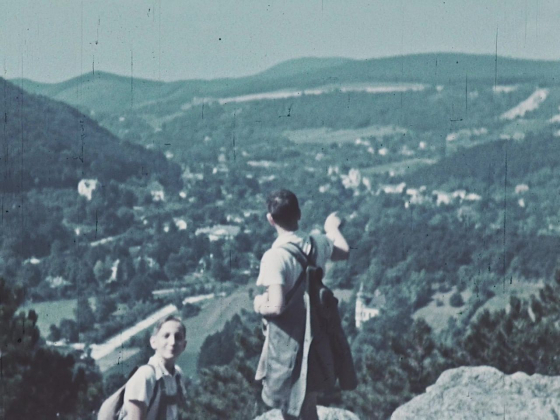 Micha und Sascha Illich bei einer Wanderung im Wiener Umland, damals »Groß-Wien«. Filmstill aus: »Reporter 1941–1942«, 1942, Regie: Ellen »Maexie« Illich, USHMM. Copyright: Yvonne Illich.