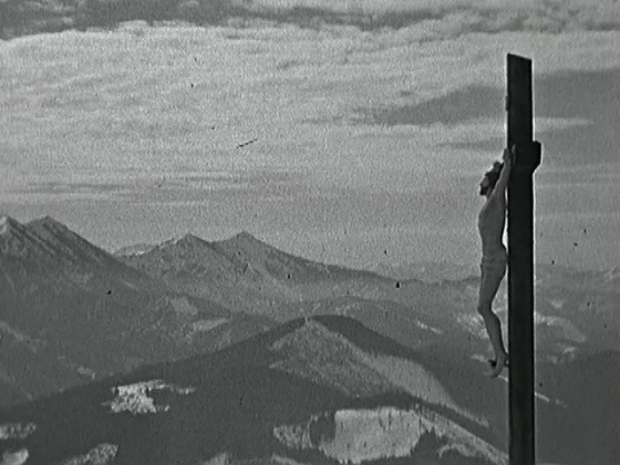 Bergpanorama mit Gipfelkreuz während eines Familienausflugs nach Mariazell. Filmstill aus: »Reporter 1941–1942«, 1942, Regie: Ellen »Maexie« Illich, USHMM. Copyright: Yvonne Illich.