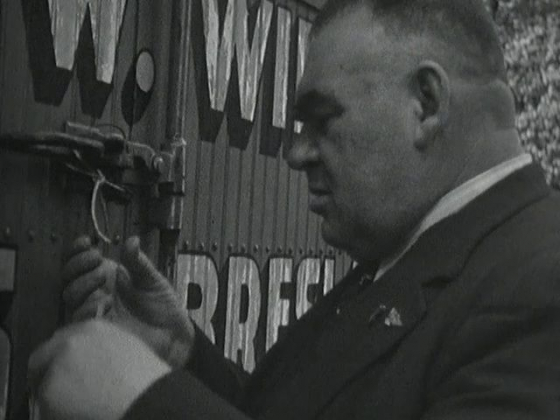 Beim Verladen der Einrichtungs- und Kunstgegenstände. Filmstill aus: »Reporter 1941–1942«, 1942, Regie: Ellen »Maexie« Illich, USHMM. Copyright: Yvonne Illich.