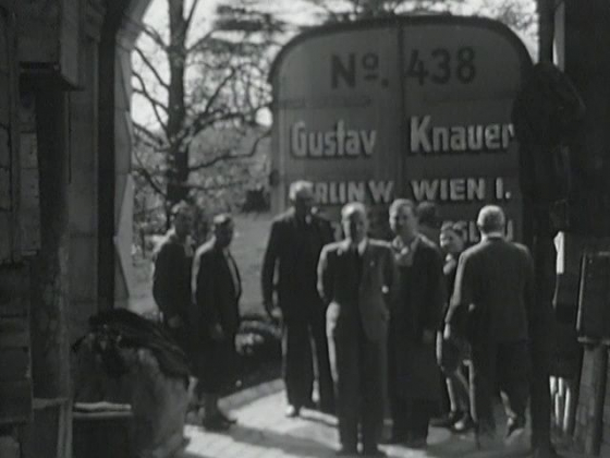 Posieren für die Kamera. Filmstill aus: »Reporter 1941–1942«, 1942, Regie: Ellen »Maexie« Illich, USHMM. Copyright: Yvonne Illich.