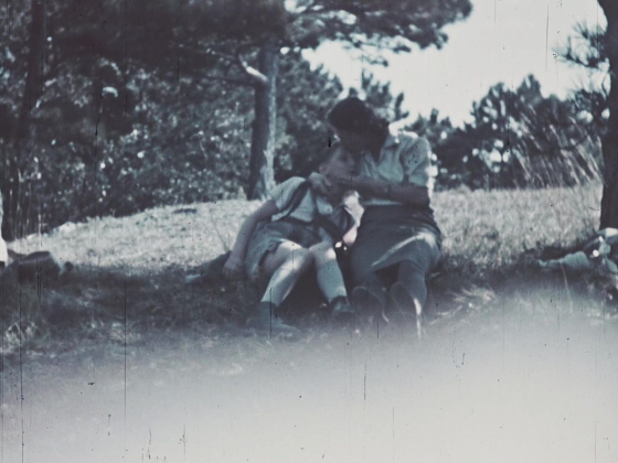 Ellen Illich mit ihrem Sohn Micha bei der Rast. Filmstill aus: »Reporter 1941–1942«, 1942, Regie: Ellen »Maexie« Illich, USHMM. Copyright: Yvonne Illich.