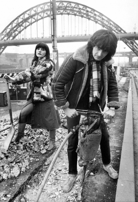 Sue Porter und Trevor Sewell von der Rock-Band Erogenous Zones positionierten ihre Musik sowohl im Image Newcastles als »Stadt der Arbeit« als auch beim beginnenden Quayside Programme direkt vor der Tyne Bridge. (ullstein bild/mirrorpix, Foto vom 25. Februar 1981)