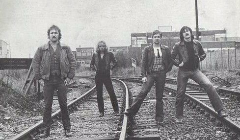 Die Band Fist (bis 1979 Axe) posierte auf Bahnschienen vor Industrieanlagen in Newcastle und deutete die Schiene um, die einst Sinnbild für den Kohleexport der Region war: Tyneside erhielt mit der NWOBHM einen neuen Exportschlager. (http://NWOBHM.com/fist/, Foto ca. 1980)