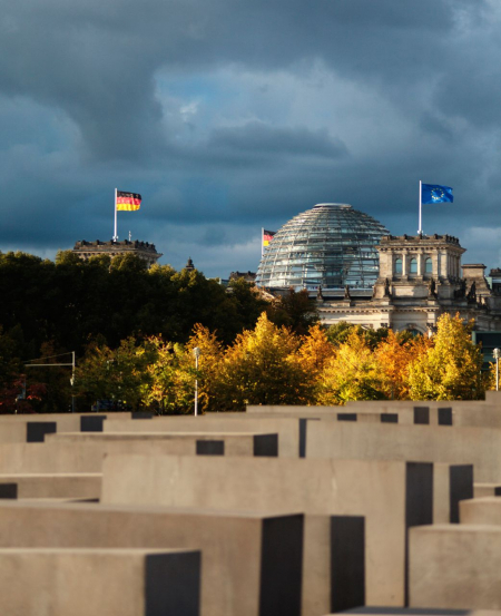 Deutsche Staatsräson: Das Denkmal für die ermordeten Juden Europas im Berliner Regierungsviertel (Wikimedia Commons, Anteeru, Mahnmal, Tiergarten, Reichstag, CC BY-SA 3.0; Foto von 2012)