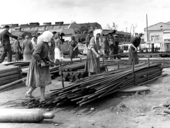 Ukrainische Frauen bei der Zwangsarbeit im Reichsbahnausbesserungswerk (RAW) in Kiew, 1943 (picture-alliance/ZB/Eisenbahnstiftung)