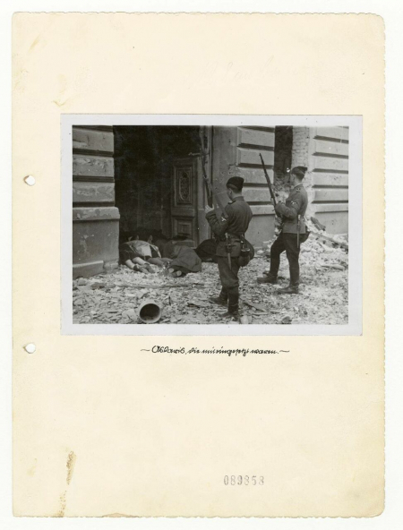 »Askaris, die miteingesetzt waren«. Die Wortwahl für die osteuropäischen Hilfskräfte des Holocaust verweist auf die Kontinuität kolonialistischen Denkens. Das Bild stammt aus einem mit etlichen Fotografien ausgestatteten Bericht (https://catalog.archives.gov/id/6003996), den der kommandierende SS-General Jürgen Stroop von der Niederschlagung des Warschauer Ghettoaufstandes im April/Mai 1943 anfertigen ließ. Der Bericht wurde im Nürnberger Hauptkriegsverbrecherprozess als Beweismittel verwendet. Seit 2017 gehört er zum Weltdokumentenerbe der UNESCO. (National Archives and Records Administration, Public Domain)