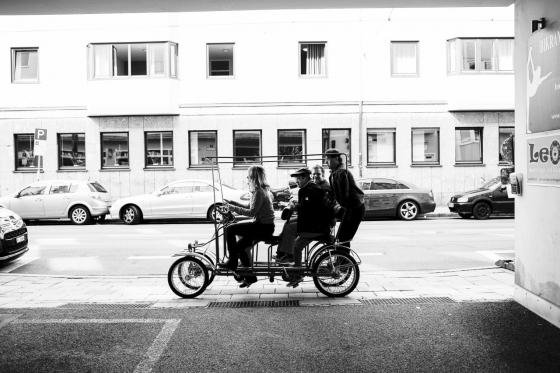 Vier Mitglieder der integrativen Wohngemeinschaft des Münchner Vereins »Gemeinsam Leben Lernen« auf einer Rikscha unterwegs in ihrem Stadtviertel in den 1990er-Jahren. Junge Menschen mit und ohne Behinderung, die sich in diesem Verein kennengelernt hatten, setzten durch, dass 1989 die erste Wohngemeinschaft »mit und ohne« zusammenziehen konnte. (© Gemeinsam Leben Lernen e.V.) Vier Mitglieder der integrativen Wohngemeinschaft des Münchner Vereins »Gemeinsam Leben Lernen« auf einer Rikscha unterwegs in ihrem Stadtviertel in den 1990er-Jahren. Junge Menschen mit und ohne Behinderung, die sich in diesem Verein kennengelernt hatten, setzten durch, dass 1989 die erste Wohngemeinschaft »mit und ohne« zusammenziehen konnte. (© Gemeinsam Leben Lernen e.V.)