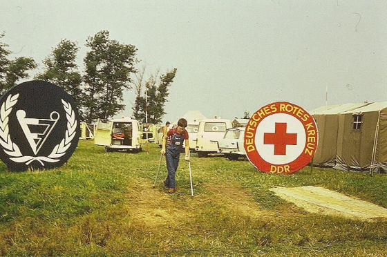 Ferienlager für körperbehinderte Kinder bei Karl-Marx-Stadt anlässlich des UN-Jahres für behinderte Menschen 1981. Der linke Aufsteller zeigt das Logo des UN-Jahres. (Foto: Raimund Schliebs, URL: http://drk-ddr.de/page.php?v=1040800; mit freundlicher Genehmigung) Ferienlager für körperbehinderte Kinder bei Karl-Marx-Stadt anlässlich des UN-Jahres für behinderte Menschen 1981. Der linke Aufsteller zeigt das Logo des UN-Jahres. (Foto: Raimund Schliebs, URL: http://drk-ddr.de/page.php?v=1040800; mit freundlicher Genehmigung)