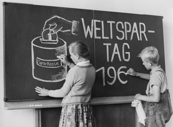 Weltspartag, 1960er-Jahre: Kinder lernen den »richtigen« Umgang mit Geld. (Presse-Bild-Poss/Süddeutsche Zeitung Photo) Weltspartag, 1960er-Jahre: Kinder lernen den »richtigen« Umgang mit Geld. (Presse-Bild-Poss/Süddeutsche Zeitung Photo)