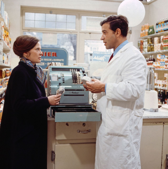 Die Sorgearbeit und die Therapiekosten für ihren Sohn belasten das Ehe- und Berufsleben der Zabels. (picture-alliance/United Archives/kpa; Darstellerin und Darsteller: Cordula Trantow, Thomas Braut) Die Sorgearbeit und die Therapiekosten für ihren Sohn belasten das Ehe- und Berufsleben der Zabels. (picture-alliance/United Archives/kpa; Darstellerin und Darsteller: Cordula Trantow, Thomas Braut)