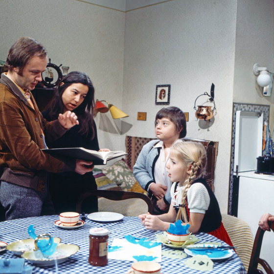 Reihenregisseur Peter Schubert mit Regieassistenz sowie den KinderdarstellerInnen von Sabine und Walter Zabel: Die FilmemacherInnen stellten alltägliche familiäre Herausforderungen in den Mittelpunkt der Serie. (picture-alliance/United Archives/kpa) Reihenregisseur Peter Schubert mit Regieassistenz sowie den KinderdarstellerInnen von Sabine und Walter Zabel: Die FilmemacherInnen stellten alltägliche familiäre Herausforderungen in den Mittelpunkt der Serie. (picture-alliance/United Archives/kpa)