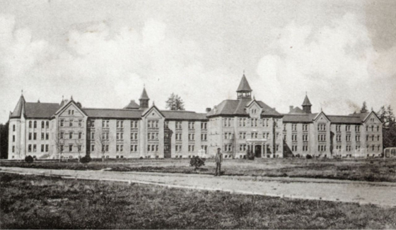 Western State Hospital, Washington, ca. 1892. The hospital opened in 1871 as the Insane Asylum of Washington Territory, with fifteen male and six female inmates. The Washington legislature changed its name to the Western Washington Hospital for the Insane in 1889, and to the Western State Hospital in 1915. (Courtesy of the Washington State Department of Social and Health Services) Visual evidence from inside hospitals and asylum wards is scarce, especially for the years before conscientious objectors to World War II released their images to the American public. One of the rare exceptions is a photographic report by the German-Jewish émigré Alfred Eisenstadt (1898–1995), who visited Pilgrim State Hospital on Long Island in 1938 for a revealing LIFE magazine article. See the photo gallery via https://www.life.com/history/strangers-to-reason-life-inside-a-psychiatric-hospital-1938. Western State Hospital, Washington, ca. 1892. The hospital opened in 1871 as the Insane Asylum of Washington Territory, with fifteen male and six female inmates. The Washington legislature changed its name to the Western Washington Hospital for the Insane in 1889, and to the Western State Hospital in 1915. (Courtesy of the Washington State Department of Social and Health Services) Visual evidence from inside hospitals and asylum wards is scarce, especially for the years before conscientious objectors to World War II released their images to the American public. One of the rare exceptions is a photographic report by the German-Jewish émigré Alfred Eisenstadt (1898–1995), who visited Pilgrim State Hospital on Long Island in 1938 for a revealing LIFE magazine article. See the photo gallery via https://www.life.com/history/strangers-to-reason-life-inside-a-psychiatric-hospital-1938.