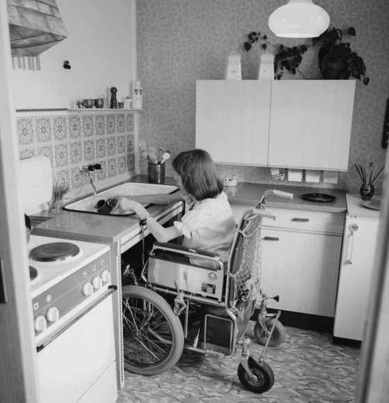 Unterfahrbare Spülbecken und niedriger gehängte Küchenschränke erleichterten Menschen im Rollstuhl die tägliche Hausarbeit, wie hier in einer Wohnung in Ost-Berlin (1979). (picture-alliance/ddrbildarchiv/Manfred Uhlenhut) Unterfahrbare Spülbecken und niedriger gehängte Küchenschränke erleichterten Menschen im Rollstuhl die tägliche Hausarbeit, wie hier in einer Wohnung in Ost-Berlin (1979). (picture-alliance/ddrbildarchiv/Manfred Uhlenhut)