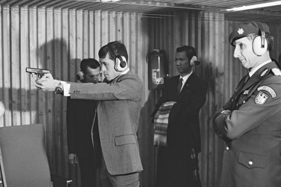 Im November 1981 besuchte Maha Vajiralongkorn, der damalige Kronprinz und heutige König von Thailand (links im Bild), die GSG-9-Polizeitruppe in St. Augustin-Hangelar bei Bonn. Ulrich Wegener (1929–2017), Gründer und erster Kommandeur der GSG 9, beobachtete die Schießübung. (Bundesregierung, B 145 Bild-00172546, Foto: Engelbert Reineke) Im November 1981 besuchte Maha Vajiralongkorn, der damalige Kronprinz und heutige König von Thailand (links im Bild), die GSG-9-Polizeitruppe in St. Augustin-Hangelar bei Bonn. Ulrich Wegener (1929–2017), Gründer und erster Kommandeur der GSG 9, beobachtete die Schießübung. (Bundesregierung, B 145 Bild-00172546, Foto: Engelbert Reineke)