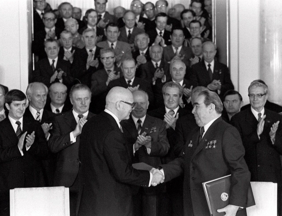 Finnish President Urho Kekkonen shaking hands with Soviet President Leonid Brezhnev at the signing of a trade treaty between the two countries on 18 May 1977 (picture-alliance/Associated Press/Hans Paul) Finnish President Urho Kekkonen shaking hands with Soviet President Leonid Brezhnev at the signing of a trade treaty between the two countries on 18 May 1977 (picture-alliance/Associated Press/Hans Paul)