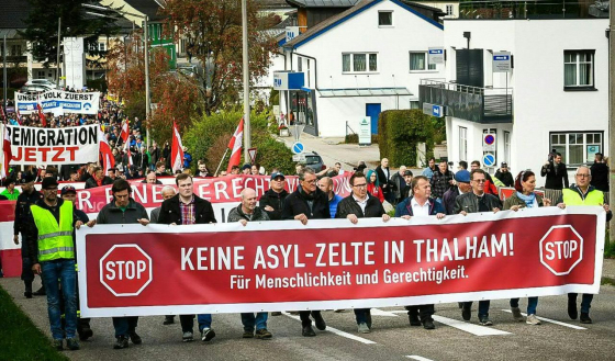»Für Menschlichkeit und Gerechtigkeit«? Der Protestzug gegen die Aufnahme von Flüchtlingen in St. Georgen im Attergau vom 26. Oktober 2022 setzte auf eine Umwertung von Begriffen, die allgemein mit einer liberalen Asylpolitik assoziiert werden. (picture-alliance/Daniel Scharinger/APA/picturedesk.com) »Für Menschlichkeit und Gerechtigkeit«? Der Protestzug gegen die Aufnahme von Flüchtlingen in St. Georgen im Attergau vom 26. Oktober 2022 setzte auf eine Umwertung von Begriffen, die allgemein mit einer liberalen Asylpolitik assoziiert werden. (picture-alliance/Daniel Scharinger/APA/picturedesk.com)