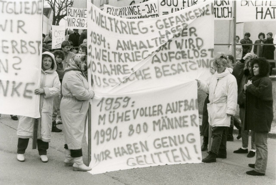 Die Geschichte des 20. Jahrhunderts als lokales Argument: »WIR HABEN GENUG GELITTEN!« Demonstration in Kaisersteinbruch gegen die Unterbringung von Rumänen in der Uchatius-Kaserne, März 1990 (Burgenländisches Landesarchiv, BF-Fotosammlung, Sign. 6589 BF) Die Geschichte des 20. Jahrhunderts als lokales Argument: »WIR HABEN GENUG GELITTEN!« Demonstration in Kaisersteinbruch gegen die Unterbringung von Rumänen in der Uchatius-Kaserne, März 1990 (Burgenländisches Landesarchiv, BF-Fotosammlung, Sign. 6589 BF)