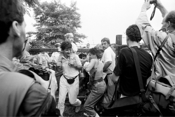 DDR-Flüchtlinge überqueren anlässlich des »Paneuropäischen Picknicks« am alten Übergang auf der Landstraße zwischen Sankt Margarethen im Burgenland und der Sopronkőhida/Steinambrückl bei Sopron die Grenze von Ungarn nach Österreich. (brandstaetter images/Votava/Süddeutsche Zeitung Photo; 19. August 1989) DDR-Flüchtlinge überqueren anlässlich des »Paneuropäischen Picknicks« am alten Übergang auf der Landstraße zwischen Sankt Margarethen im Burgenland und der Sopronkőhida/Steinambrückl bei Sopron die Grenze von Ungarn nach Österreich. (brandstaetter images/Votava/Süddeutsche Zeitung Photo; 19. August 1989)