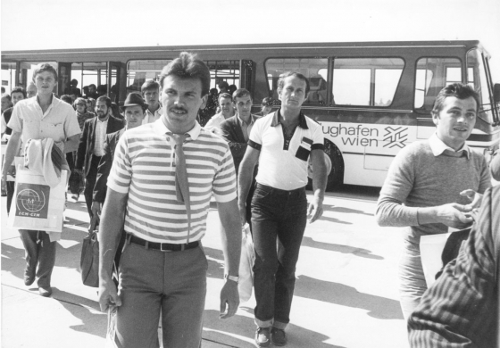 Im Sommer 1981 organisierte das International Committee for Migration (ICM) einen Flug, der 252 Flüchtlinge aus Polen, der Tschechoslowakei, Ungarn und Rumänien von Wien nach New York brachte. Das ICM wollte bis zum 30. September 1981 insgesamt 2.400 Asylbewerber:innen in die USA ausfliegen lassen. (brandstaetter images/Votava/Süddeutsche Zeitung Photo; Flughafen Wien-Schwechat, 19. August 1981) Im Sommer 1981 organisierte das International Committee for Migration (ICM) einen Flug, der 252 Flüchtlinge aus Polen, der Tschechoslowakei, Ungarn und Rumänien von Wien nach New York brachte. Das ICM wollte bis zum 30. September 1981 insgesamt 2.400 Asylbewerber:innen in die USA ausfliegen lassen. (brandstaetter images/Votava/Süddeutsche Zeitung Photo; Flughafen Wien-Schwechat, 19. August 1981)