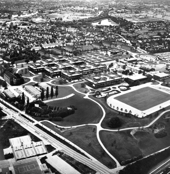 Öffentliches Wegenetz, Neubauten der 1970er-Jahre und Bestandsgebäude der 1930er-Jahre auf dem Gelände der heutigen Helmut-Schmidt-Universität/Universität der Bundeswehr Hamburg. Im Herbst 2017 wurde das Ensemble der Neubauten in die Denkmalliste der Stadt Hamburg aufgenommen. (aus: Heinle, Wischer und Partner, Hochschule der Bundeswehr Hamburg, Stuttgart 1977, S. 7; mit freundlicher Genehmigung) Öffentliches Wegenetz, Neubauten der 1970er-Jahre und Bestandsgebäude der 1930er-Jahre auf dem Gelände der heutigen Helmut-Schmidt-Universität/Universität der Bundeswehr Hamburg. Im Herbst 2017 wurde das Ensemble der Neubauten in die Denkmalliste der Stadt Hamburg aufgenommen. (aus: Heinle, Wischer und Partner, Hochschule der Bundeswehr Hamburg, Stuttgart 1977, S. 7; mit freundlicher Genehmigung)
