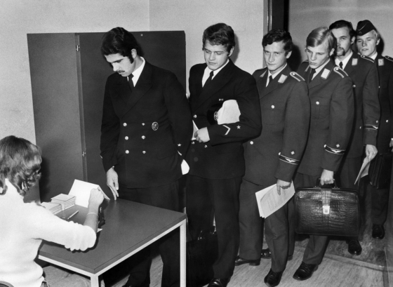 1973, Neubiberg bei München: Die ersten Offiziere und Offizieranwärter von Luftwaffe und Marine immatrikulieren sich in einer der beiden neuen Hochschulen der Bundeswehr. (Presse- und Informationsamt der Bundesregierung/Süddeutsche Zeitung Photo) 1973, Neubiberg bei München: Die ersten Offiziere und Offizieranwärter von Luftwaffe und Marine immatrikulieren sich in einer der beiden neuen Hochschulen der Bundeswehr. (Presse- und Informationsamt der Bundesregierung/Süddeutsche Zeitung Photo)