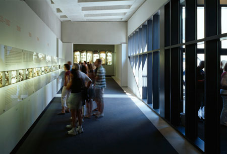 Foyer, mit den sechs Porträts an der Stirnwand im Hintergrund
(Foto: Stiftung Denkmal für die ermordeten Juden Europas)