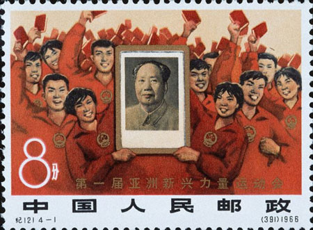 Briefmarke der Volksrepublik China aus der Zeit der Kulturrevolution, 1966, mit dem Porträt von Wang Guodong. Junge Rotgardisten tragen es wie eine Reliquie vor sich her.
(Sammlung Gerhard Paul)