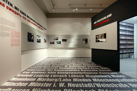 Schwierige Ankunft: Ausstellungsraum zur Lebenssituation jüdischer Neuzuwanderer