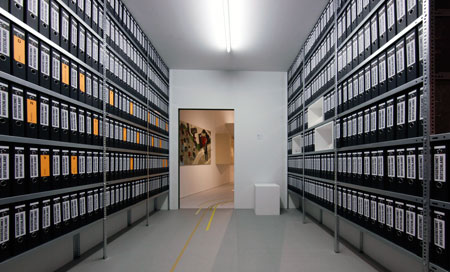Ausstellungsraum zu den Erfahrungen der Zuwanderer mit deutschen Verwaltungen