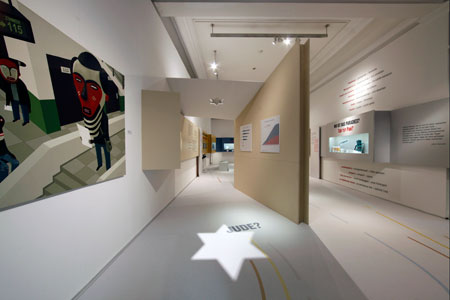 Jude? Blick in den Ausstellungsraum zu jüdischer Identität