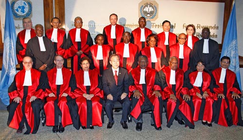 Richter des Internationalen Strafgerichtshofs für Ruanda mit UN-Generalsekretär Ban Ki-moon, Tansania 2009
