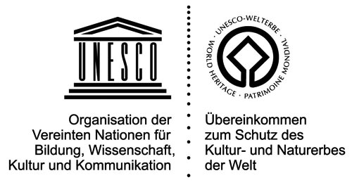 Emblem des UNESCO-Welterbes: Die quadratische Krone eines Baumes, umschlossen von einer Weltkugel, soll die angestrebte enge Verbindung zwischen Kultur- und Naturerbe symbolisieren.