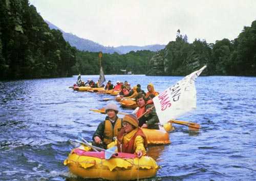 Blockade des tasmanischen Flusses Gordon, 1982/83. Mit Baumaschinen beladene Lastkähne sollten auf diese Weise aufgehalten werden.