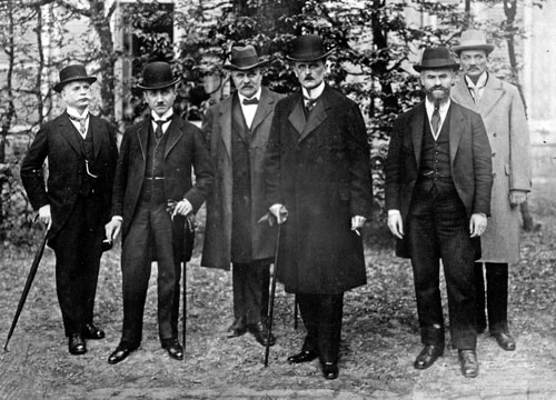 Die deutsche Friedensdelegation vor ihrer Abfahrt zur Überreichung der alliierten Friedensbedingungen im Versailler Hotel „Trianon Palace“, 7. Mai 1919. Das Bild zeigt: Robert Leinert, Carl Melchior, Johannes Giesberts, Ulrich Graf Brockdorff-Rantzau, Otto Landsberg, Walther Schücking