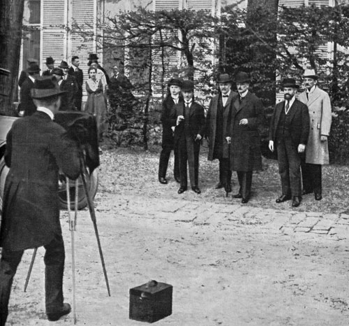 So entstand das Foto. Auch die Diplomatie wurde nach dem Ersten Weltkrieg allmählich Teil der (Massen-)Mediengesellschaft.