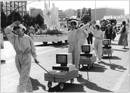 Beim Festumzug zum 750-jährigen Stadtjubiläum führt eine Delegation des Bezirks Erfurt Arbeitsplatzcomputer aus Sömmerda vor. Während die im Hintergrund erkennbare Replik des Goethe- und Schiller-Denkmals aus Weimar das kulturelle Erbe symbolisierte, standen die Computer für den technischen Fortschritt – ein Anspruch, den die DDR nur sehr begrenzt einzulösen vermochte.