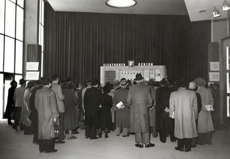 das „Elektronengehirn“ im britischen Pavillon auf der Deutschen Industrie-Ausstellung, Messegelände am Funkturm in West-Berlin, Oktober 1951. Das Modell „Nimrod“ der englischen Firma Ferranti war eine Maschine für das Spiel „Nim“. Bundeswirtschaftsminister Ludwig Erhard soll auf der Messe bei drei Versuchen dreimal gegen den Rechner verloren haben.