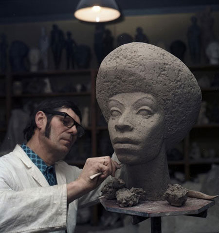 Ein Mitglied des Plastikzirkels der Filmfabrik Wolfen bei der Arbeit an einer Plastik von Davis, Januar 1972