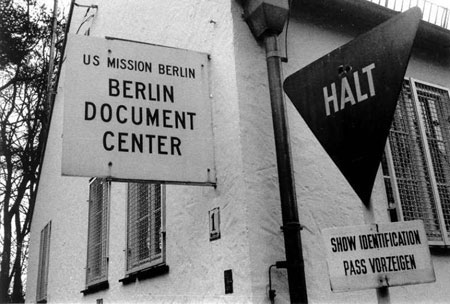 Die Akten des Berlin Document Center, bis 1994 militärisch gesichert, waren lange Zeit nicht nur für Historiker von großem informationspolitischem Wert. (http://www.bundesarchiv.de/tools/docview.html?file=/imperia/md/images/abteilungen/abtr/nsdapmitgliedschaftswesen/1_801x0_0_20.jpg. Laut freundlicher Auskunft des Bundesarchivs in Berlin-Lichterfelde, Abteilung Deutsches Reich, lassen sich die Bildvorlage und nähere Bildinformationen leider nicht mehr auffinden.)