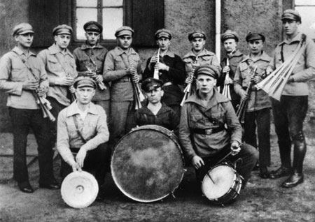 Vater und Sohn (vorne rechts im Bild) einträchtig nebeneinander: „Spielmannszug des Roten Frontkämpferbundes in Wiebelskirchen – etwa 1929. Hinter der großen Trommel Wilhelm Honecker, neben ihm sein Sohn Erich.“